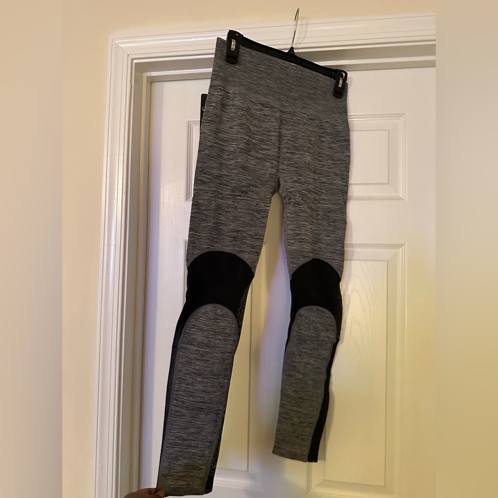 Light gray & Black Active Leggings​ - Picture 4 of 5